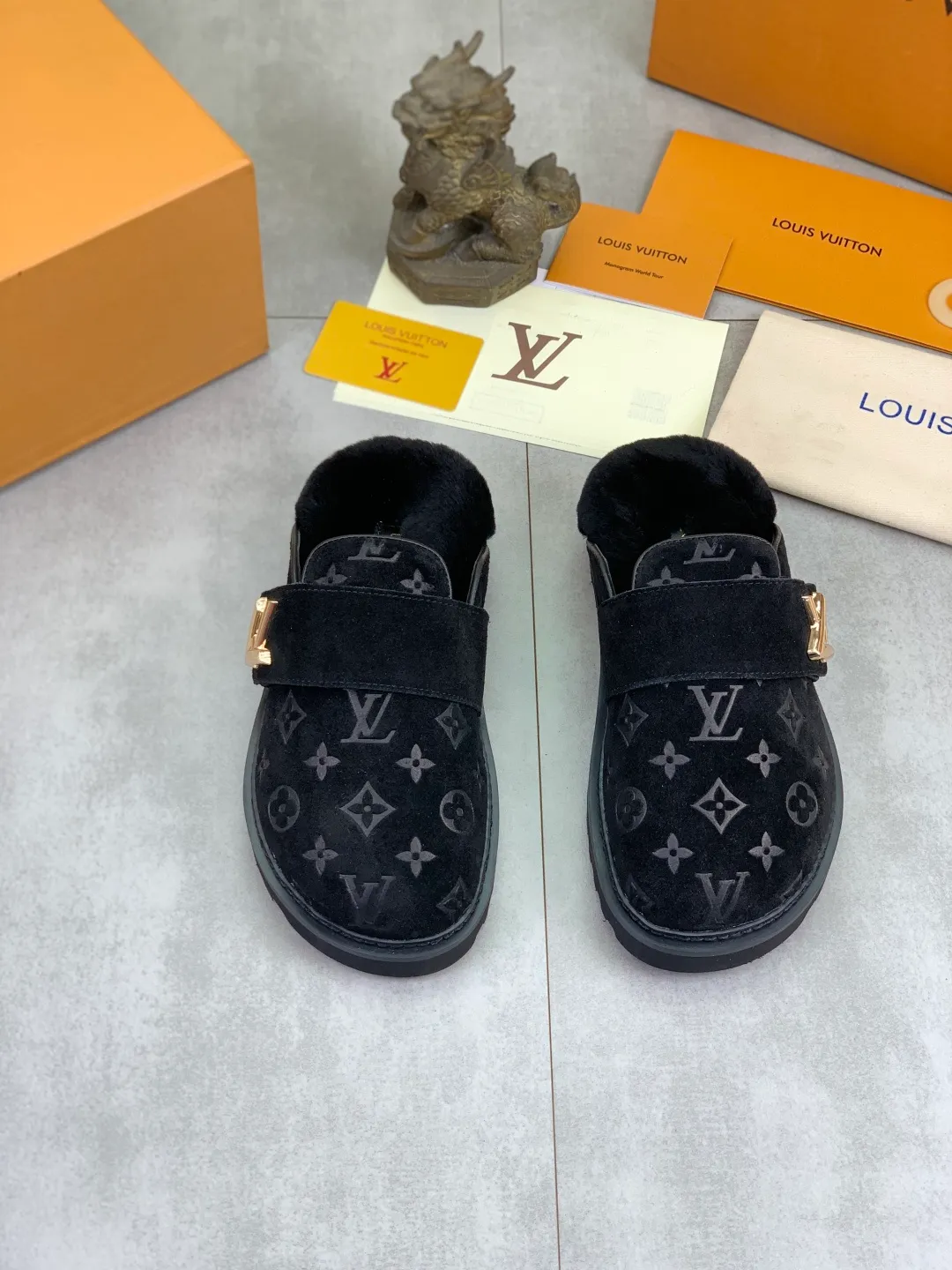 Men's Men's Shoes P480 New Couple Style LV Louis Vuitton L Family Donkey Brand Latest Easy Series Birkenstock Baotou Thick Sole Wool Slippers Sandals Original purchase, development and production This LV Easy sandal is made of suede cow leather, with Monogram pattern to highlight the trendy style. Adjustable straps with illuminated LV letters, flexible insoles and micro outsoles provide a light and comfortable experience. Exquisite packaging at the delivery counter 🛍📦 ▪️Fabric: Original custom imported first-layer cowhide ▪️Inner lining: Original customized warm wool lining ▪️Outsole: Original open-molded rubber foam material ▪️Sole thickness: 4CM ▪️Size: Men and women 35-45